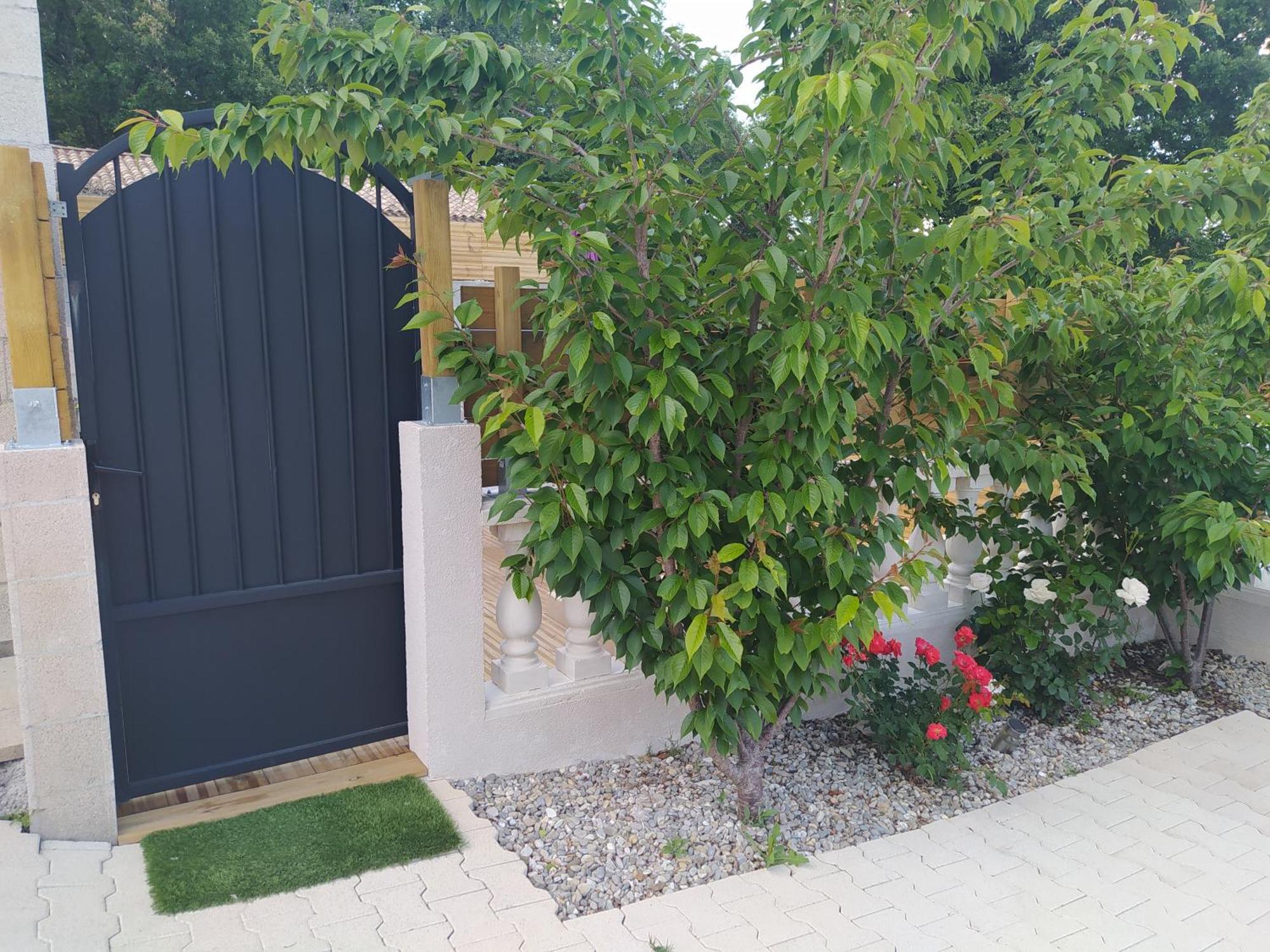 Studio Cosy Avec Terrasse Et Jacuzzi A Disposition De Mai A Aout Rians  Luaran gambar